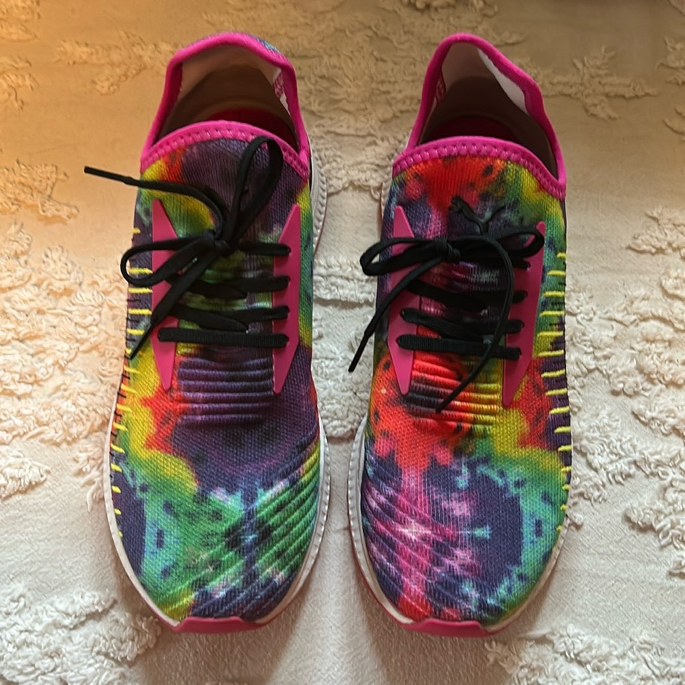 PUMA AVID EVOKNIT HAZ BRIGHT PURPLE TIE DYE Size 8.  Great condition.